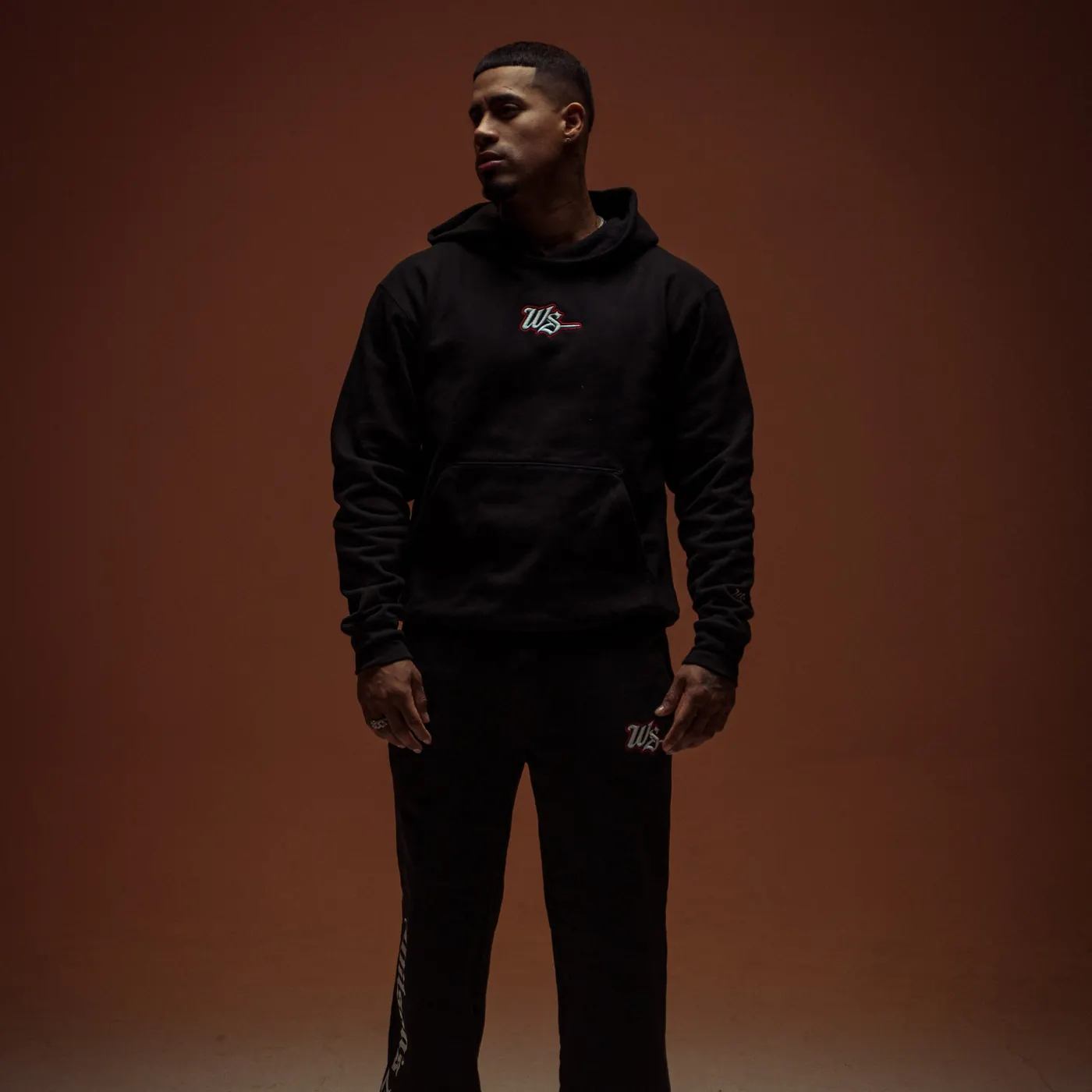 Modelo con hoodie y sweatpants negros de la colección WS Medieval en estudio